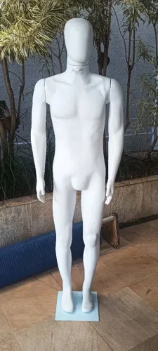 Manequim masculino.