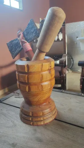 Conjunto Pilão de Madeira Maciça + Machado de Pedra Oxê de Xangô