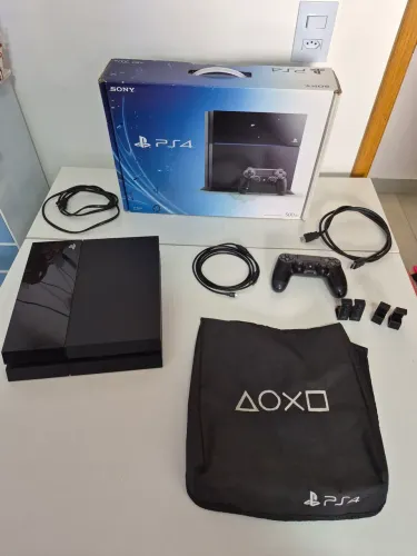 PS4 500GB Com Caixa e acessórios originais + brindes - Uso pessoal - Excelente Estado