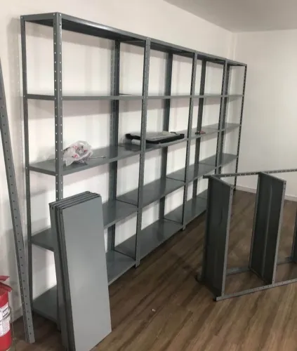 Prateleiras de aço.