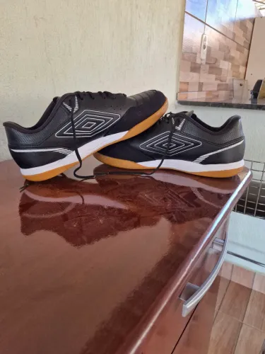 Chuteira/ Tênis de futsal Umbro X- Comfort, tamanho 42, usada pouquíssimas vezes(4)
