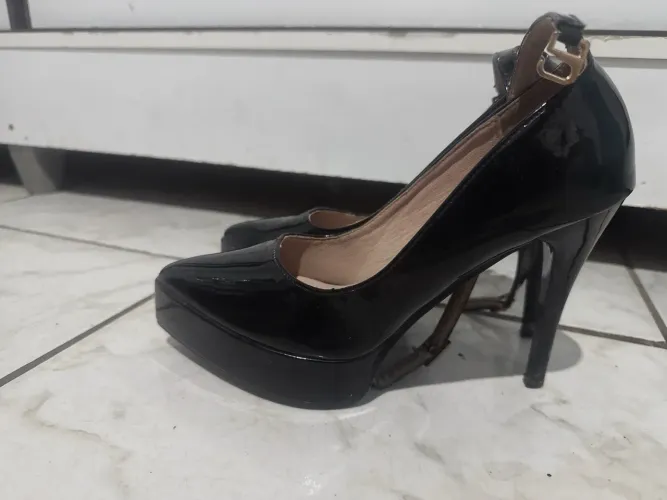 Salto alto preto verniz bico fino plataforma 7cm tamanho 35