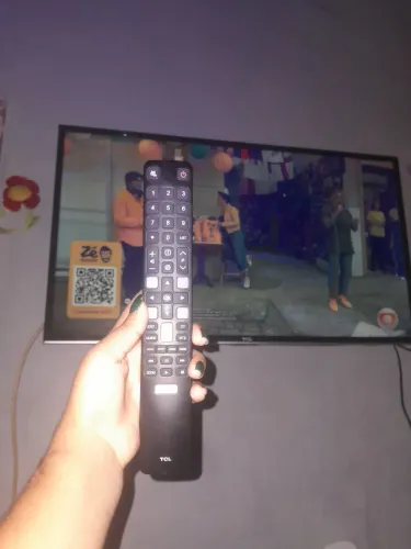 TV TCL 40? Smart - Funciona 100% mas com tela azulada | Ótima p/ peças ou uso
