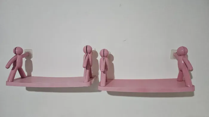Par de prateleiras rosa de plástico
