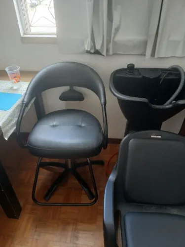 Cadeira de salão , e lavatório.