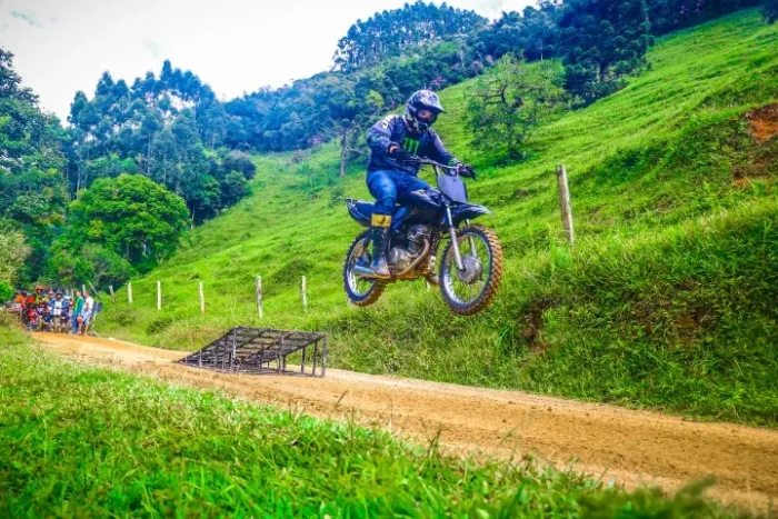 Honda titan 125 2004 Preta-Moto de trilha em bom estado.