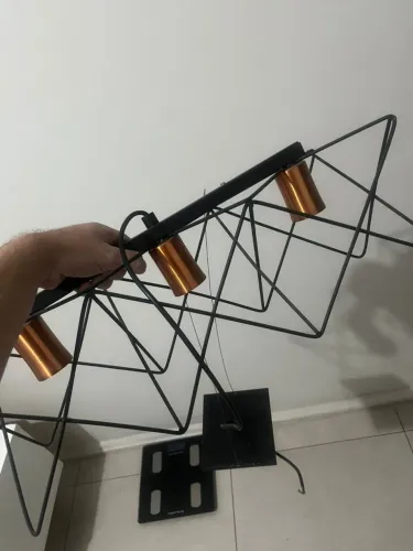 Pendente Aramado 3 Lâmpadas Metal Laranja e Preto Zaggy Pantoja & Carmona