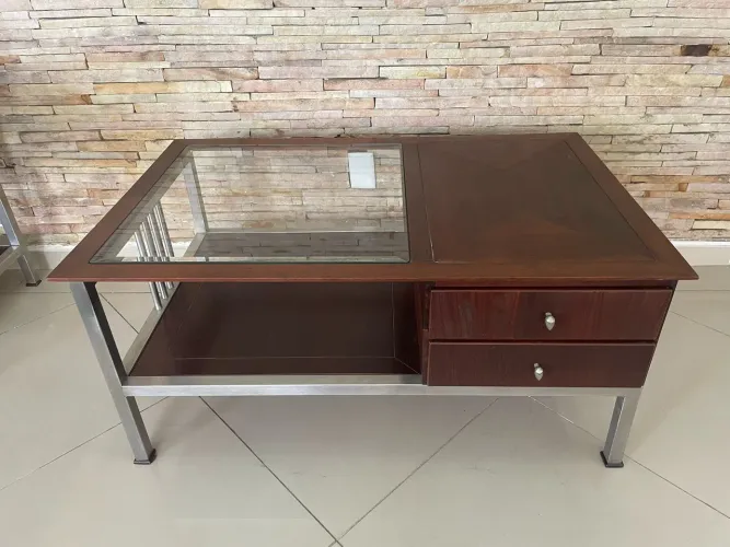 Mesa de centro com gaveta e tampo de vidro