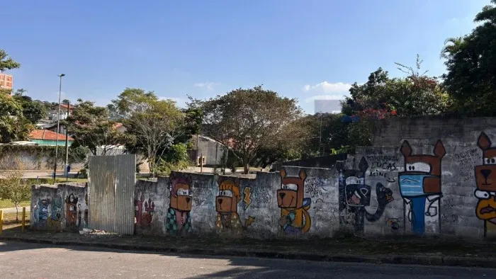 Seu próximo passo começa aqui: terreno plano, murado e pronto para construir!