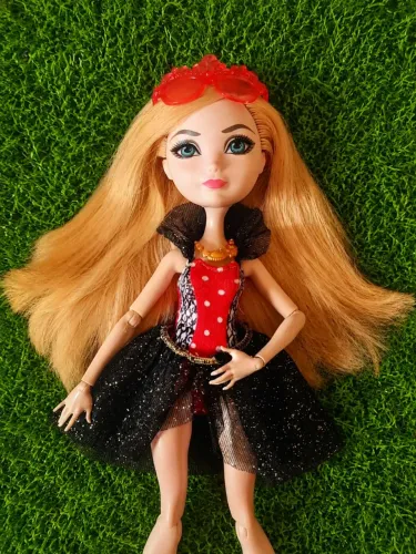 BONECA APPLE WHITE EVER AFTER HIGH ?