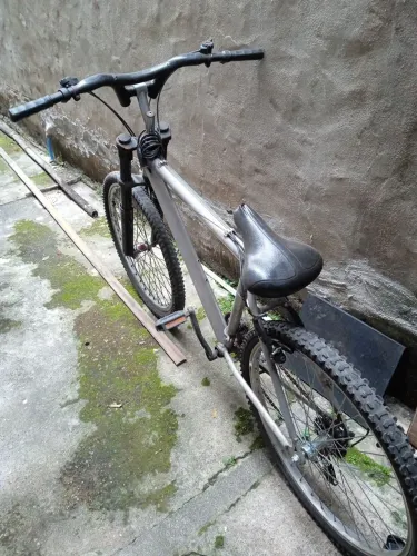 Bicicleta masculina aluminizada, de marchas em boas condições,. Retirar no local.