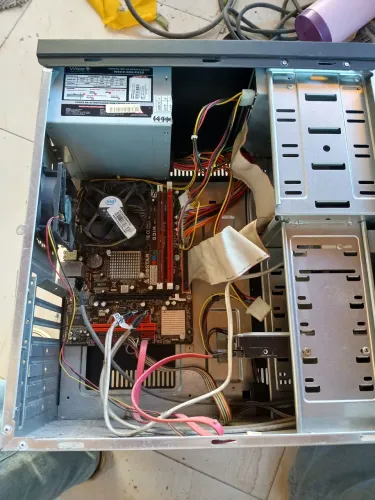 Computador torre (leitor de disquete, leitor de dvd)