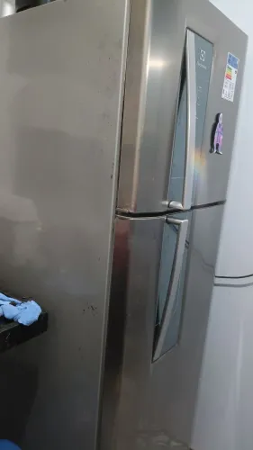 Vende-se essa geladeira funcionando perfeitamente 