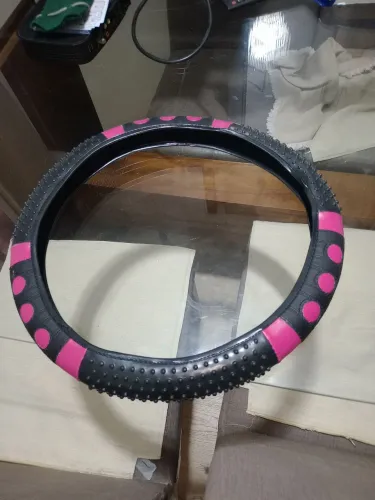 Capa de volante cor de rosa com preto 