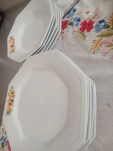 Jogo de pratos de porcelana 6 rasos e 6 fundos