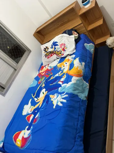 Cama de solteiro, com nicho, duas gavetas e baú