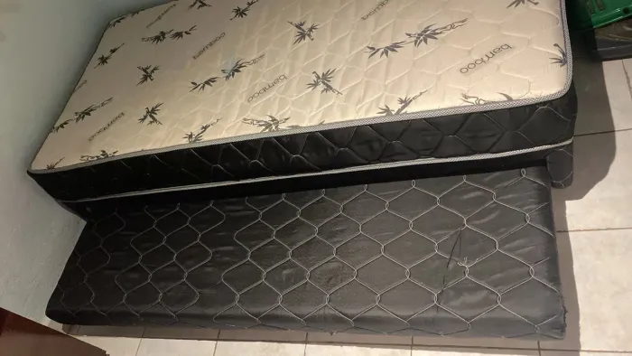 Vendo cama Box de solteiro com cama em baixo 