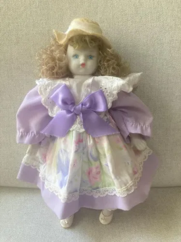 Boneca com braços, pernas e rostinho em louça 