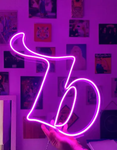 Decoração letra B de led e acrílico