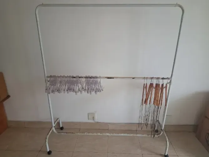 Arara de roupas regulável com rodinhas