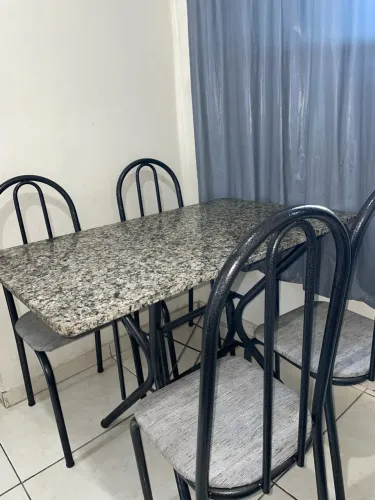 MESA COM TAMPO DE GRANITO E 4 CADEIRAS