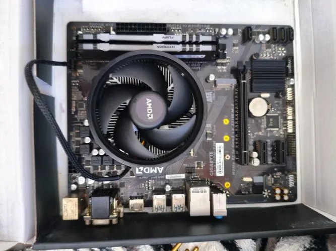 Kit Upgrade PC - Ryzen 5 3400G + Placa-mãe Gigabyte a320 + 16GB RAM HyperX Fury