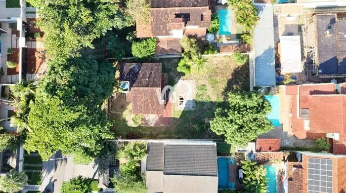 Terreno bifamliar com 719m² à venda no condomínio Santa Marina - Barra da Tijuca.