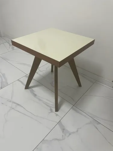 Mesa Lateral de Design Moderno - Tampo Laqueado