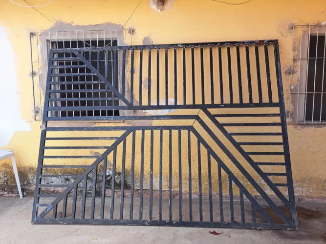 Portão de ferro de 2,17m por 2,9m.