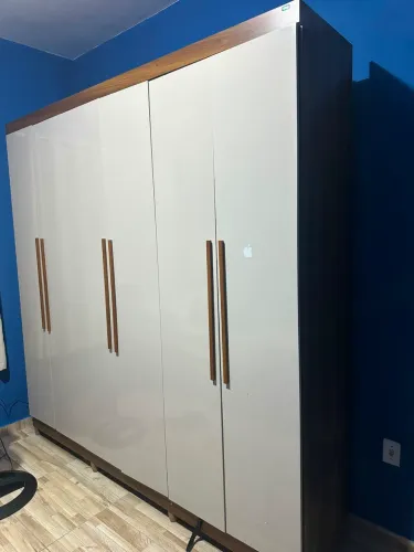 Guarda- roupa com várias repartições