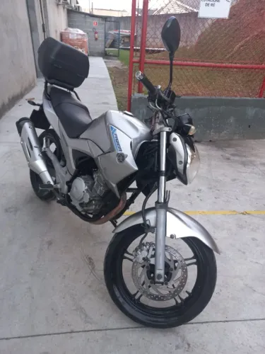 Moto Yamaha Fazer 250 - Ano/Fabr.: 2011/2012 - Prata - L. Edition/Blueflex - Gasolina
