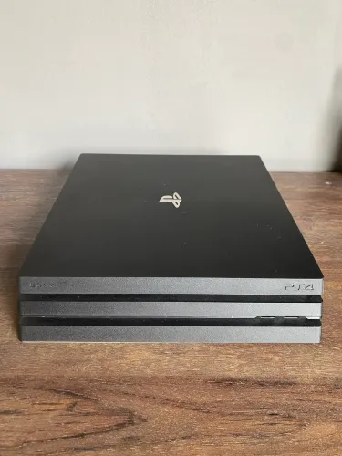 PS4 PRO 1TB + 2 CONTROLES + COOLER C/ CARREGADOR DE CONTROLE +4 JOGOS