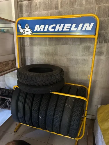 Expositor de pneus Michelin