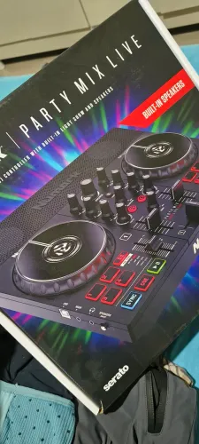 Controlador DJ com auto falantes embutidos Numark Party Mix Live Novo