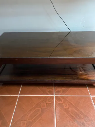 Mesa de Centro em Madeira Maciça com Tampo de Vidro