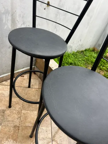 2 banquetas altas ( com detalhes)