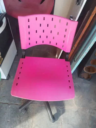 Vendo esta cadeira giratória