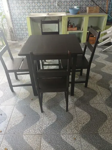 Conjuntos de mesa e 4 cadeiras em madeira maciça
