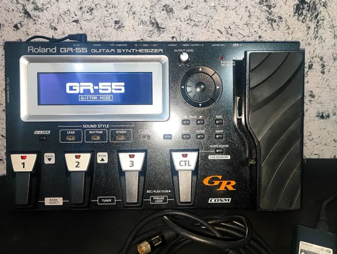 Pedaleira Roland GR-55 Guitar Synthesizer com GK3 - Excelente Estado