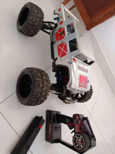 Automodelo traxxas revo 3.3 com ré 