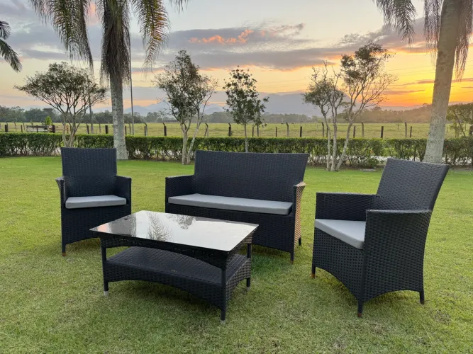 Conjunto de Jardim em Fibra Sintética - Sofá, 2 Poltronas e Mesa de Centro