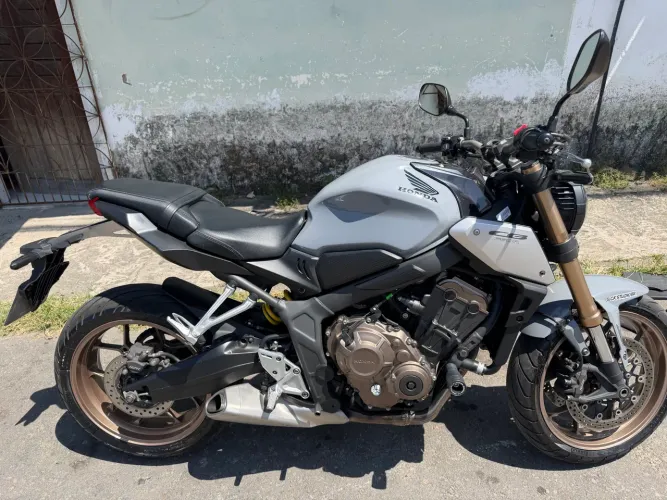 Vendo troco cb650r 2023 estado de nova