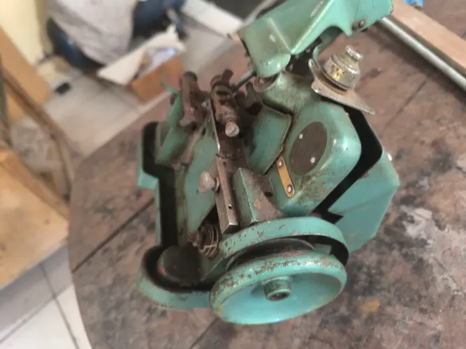 Máquina de custura overloque