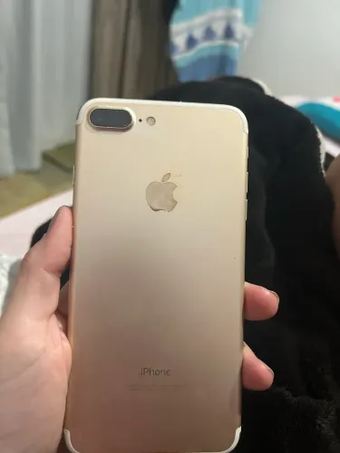 Celular iPhone 7 usado com uma avalia