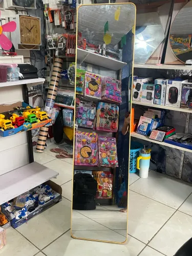 Espelho de Corpo Inteiro com Moldura Amarela