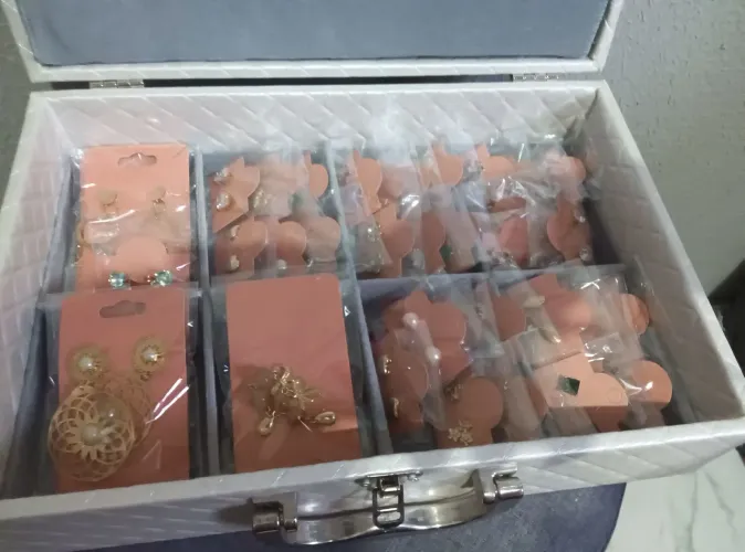 Lote Cosméticos e Maleta de Semi Jóias