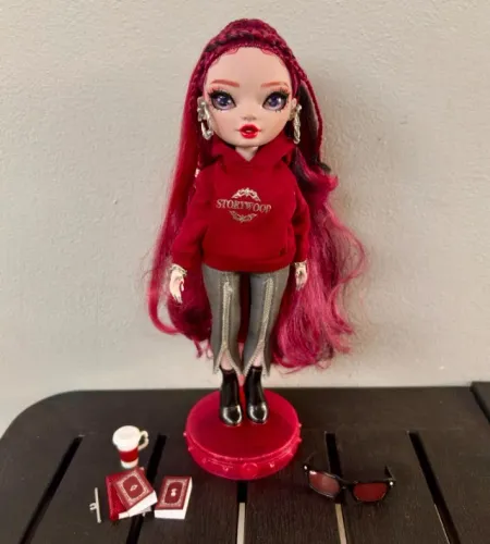 Boneca Rainbow High Shadow High Scarlet Rose (ver fotos)
