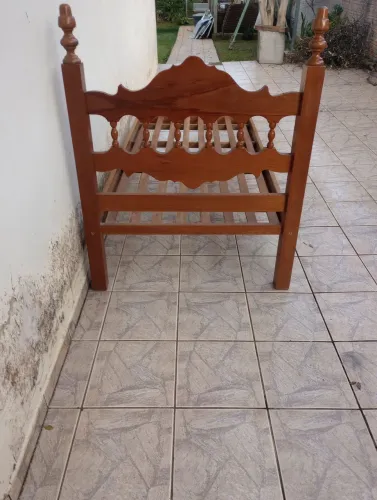 Cama solteiro em cerejeira maciça.