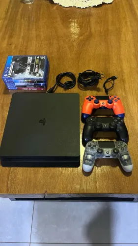 PlayStation 4 Slim 1TB + 5 jogos + 3 controles