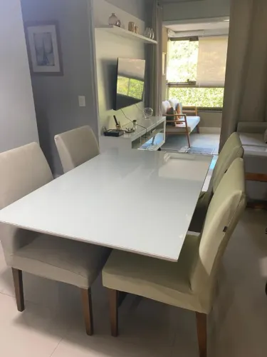 LINDA MESA DE JANTAR DE MADEIRA E VIRO COM 4 CADEIRAS